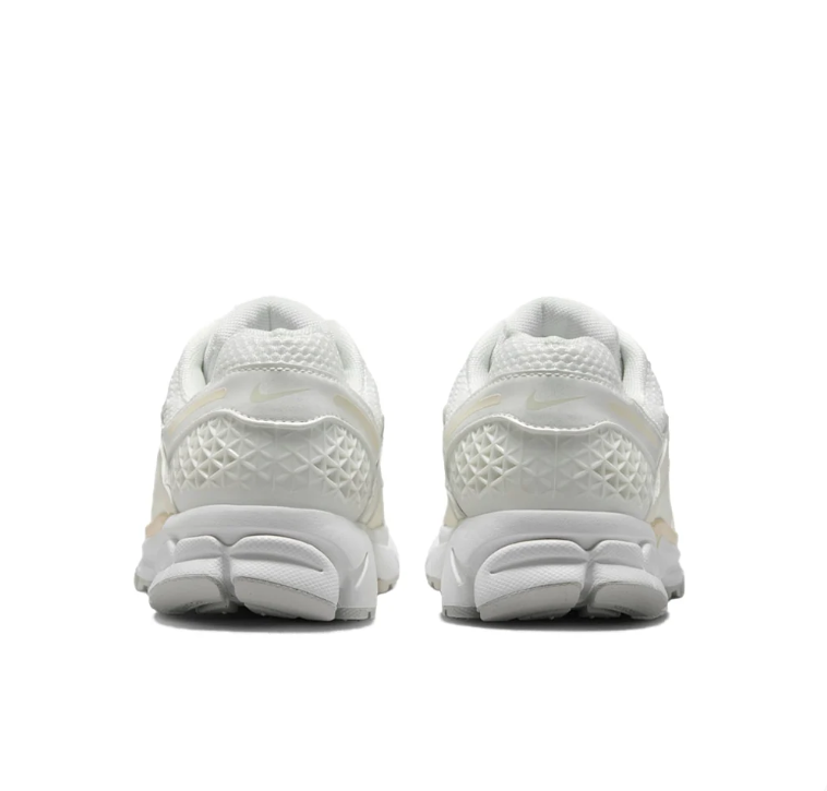 Nike Low-Top Mesh Sneakers – White / Cream