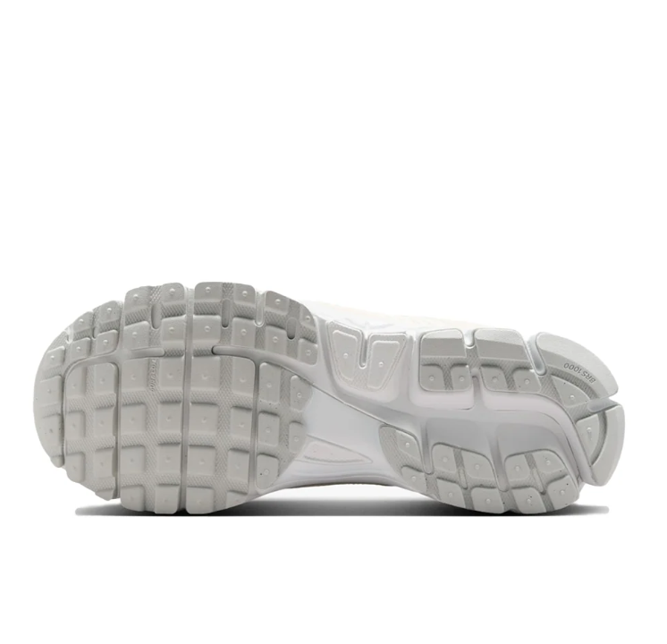 Nike Low-Top Mesh Sneakers – White / Cream